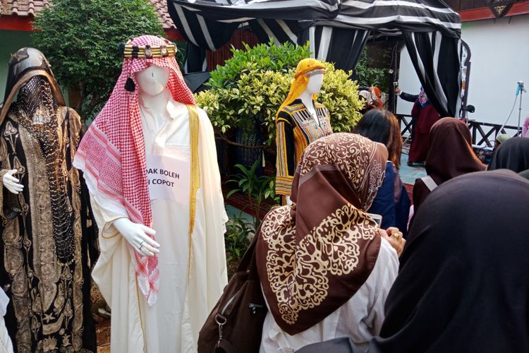 Wisatawan bisa berfoto dengan kostum ala Timur Tengah, khususnya Saudi Arabia dalam pameran kebudayaan Arab Saudi, Saudi House dalam rangka mengenalkan budaya selama Asian Games 2018, berlangsung di Resto Pulau Dua, Jakarta, Jumat (24/8/2018).