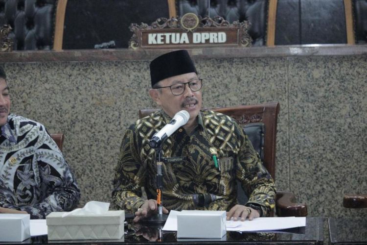 Ketua DPRD Kabupaten Indramayu Jawa Barat Saefudin, menyebut, tingginya angka Dispensasi Nikah Anak sebagai tamparan keras dan juga petaka, Jumat (20/1/2023). Dindin akan berkoordinasi dengan banyak pihak untuk menangani masalah tersebut.