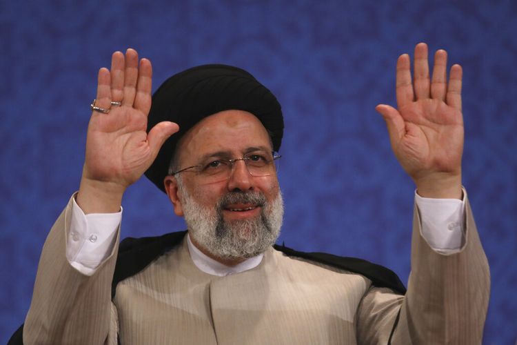 Presiden Iran terpilih Ebrahim Raisi melambaikan tangan kepada para pendukungnya usai konferensi pers di Tehran, Iran, Senin, 21 Juni 2021. 