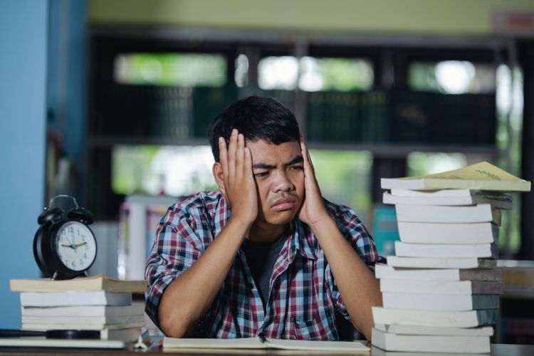 Ilustrasi pelajar atau mahasiswa yang mengalami academic burnout.