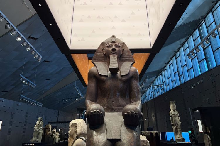 Patung ratu Hatshepsut di museum arkeologi Grand Egyptian Museum, Giza, Mesir.