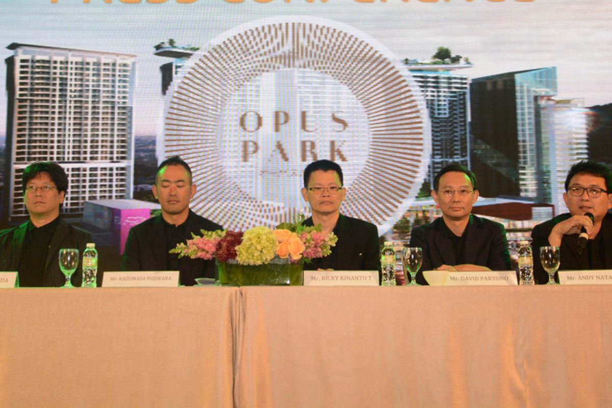 Direktur Utama PT Izumi Sentul Realty Ricky Kinanto Teh (Tengah) sedang memaparkan proyek Opus Park didampingi pendiri Projek dan Proviz, Andy K Natanael (paling kanan), President Director PT Sentul City Tbk David Partono, General Manager PT Sumitomo Indonesia Kazumasa Fujiwara (Kedua Kiri), dan Overseas Business Development Hankyu Hanshin Properties Corporation Takashi Takeda (paling kiri), di Jakarta, Rabu (11/7/2018). 