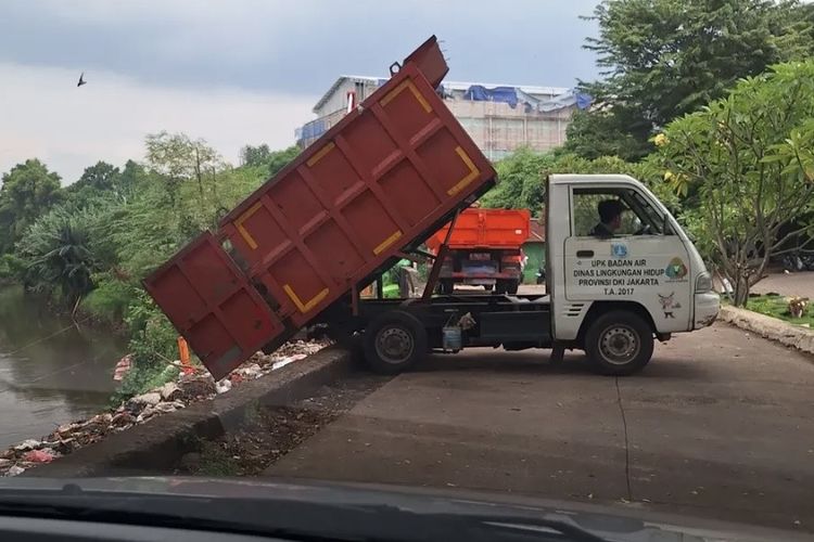 Usai Foto Viral, Penampungan Sampah Sementara di Tepi Kali TPU Tanah Kusir Ditutup