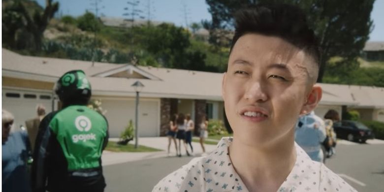 Warganet Kaget Rich Brian Boyong Ojek Online Di Video Klip 100 Degrees