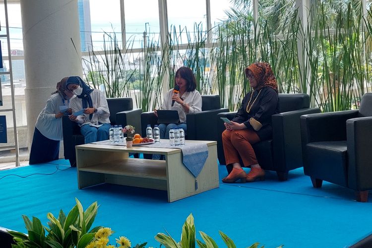 Direktur Pengembangan dan Pelayanan PT Transjakarta Lies Permana Sari (memegang mik) saat diskusi di Halte CSW, Kebayoran Baru, Jakarta Selatan, Minggu (20/11/2022).
