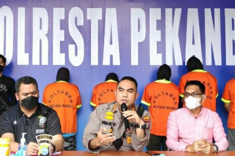 Kapolresta Pekanbaru Kombes Pol Pria Budi saat mengadakan konferensi pers pengungkapan kasus pemalsuan surat bebas Covid-19, Rabu (25/8/2021).