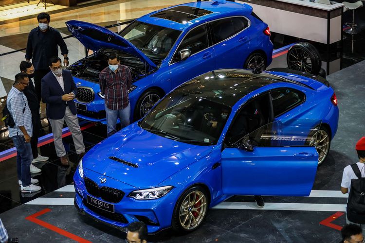 Pengunjung menyaksikan BMW Exhibition di Plaza Senayan Atrium, Jakarta Pusat, Jumat (20/11/2020). BMW Indonesia kembali adakan exhibiton selama 3 hari pada 20-22 November, dan memperkenalkan tiga unit BMW terbaru yang dipamerkan, yaitu New BMW M135i xDrive, New BMW M235i xDrive Gran Coupe dan New BMW M2 CS.