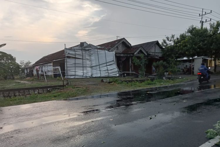Hujan disertai angin kencang di Gresik mengakibatkan 7 rumah warga rusak.