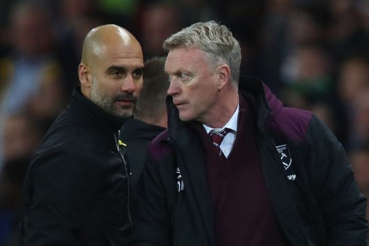 Pep Guardiola (kiri) bersama David Moyes (kanan) pada laga Liga Inggris yang mempertemukan Man City vs West Ham United di Stadion Etihad, 3 Desember 2017