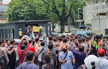 Polisi membubarkan dan menangkap aktivis Papua yang melakukan aksi unjuk rasa di depan Kantor Kedutaan Besar Amerika Serikat di Jakarta Pusat, Kamis (30/9/2021).