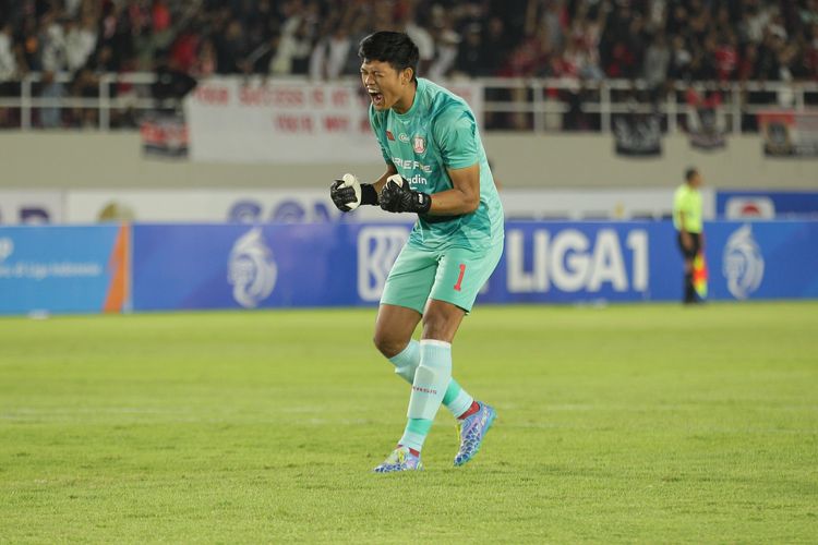 Penjaga gawang Timnas Indonesia sekaligus Persis Solo, Muhammad Riyandi, saat laga Persis Solo vs PSIS Semarang pada Sabtu (16/9/2023) di Stadion Manahan Solo. Terkini, Persis Solo bermain imbang 1-1 dengan PSS Sleman pada laga pekan ke-19 Liga 1 2023-2024.