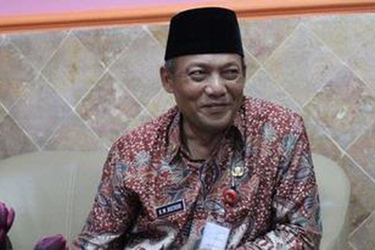 Wali Kota Probolingg HM Buchori tak malu memaksa pejabat bersedekah.