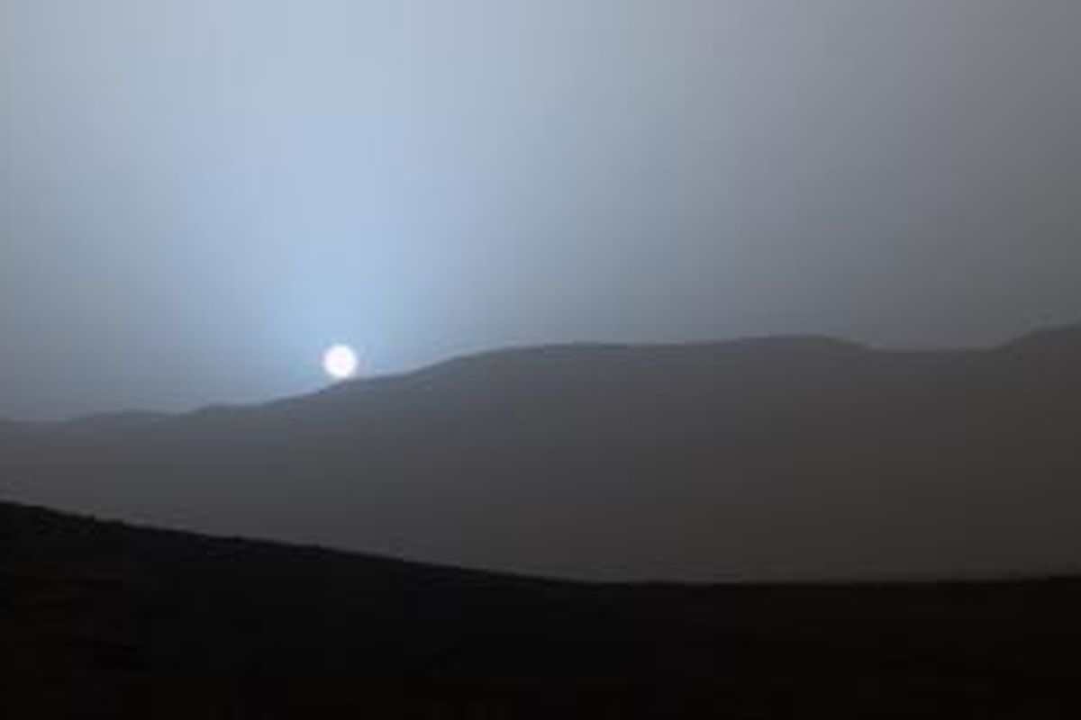 Senja biru di planet Mars diabadikan oleh wahana antariksa Curiosity pada 15 April 2015. NASA merilis citra itu pada Jumat (8/5/2015). 