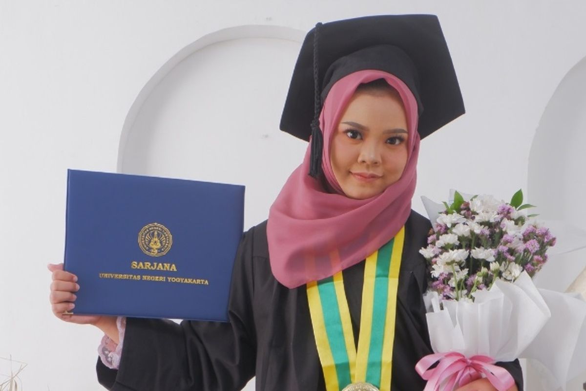 Salah satu mahasiswa berkebutuhan khusus (difabel) UNY bernama Devita Amalia Anggraini lulus dengan nilai IPK 3,50.