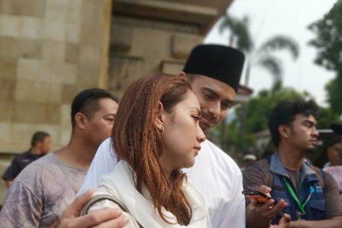 Bunga Citra Lestari datang bersama suaminya Ashraf pada prosesi pemakaman Presiden ketiga Bacharuddin Jusuf Habibie di Taman Makam Pahlawan (TMP) Kalibata, Jakarta Selatan, Kamis (12/9/2019) siang. 