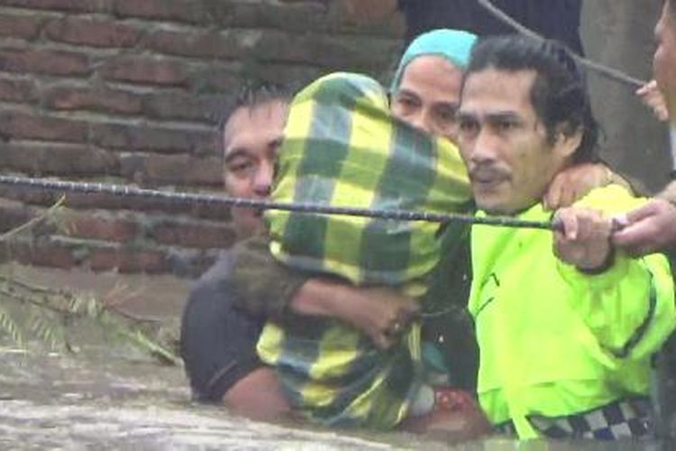 (SULSEL) Evakuasi Warga, Polisi dan Damkar Rela Punggunya Diinjak Demi Selamatkan Warga *** Local Caption *** (SULSEL) Evakuasi Warga, Polisi dan Damkar Rela Punggunya Diinjak Demi Selamatkan Warga