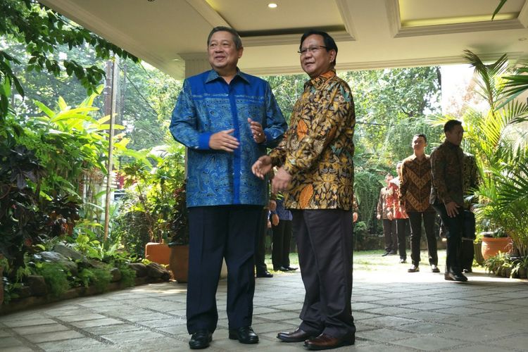 Ketua Umum Partai Gerindra Prabowo Subianto menyambut Ketua Umum Partai Demokrat Susilo Bambang Yudhoyono di rumahnya di Jakarta, Senin (30/7/2018)