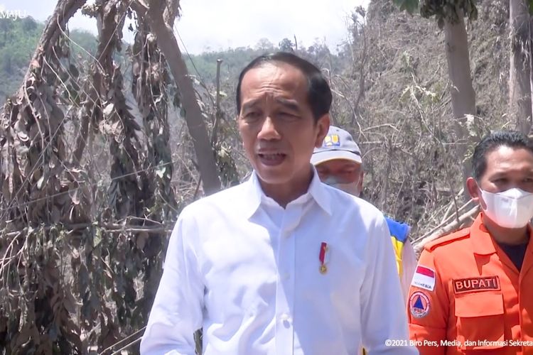 Foto tangkapan layar YouTube Sekretariat Presiden:  Presiden Joko Widodo meninjau langsung lokasi terdampak erupsi Gunung Semeru di Kabupaten Lumajang, Jawa Timur, Selasa (7/12/2021).