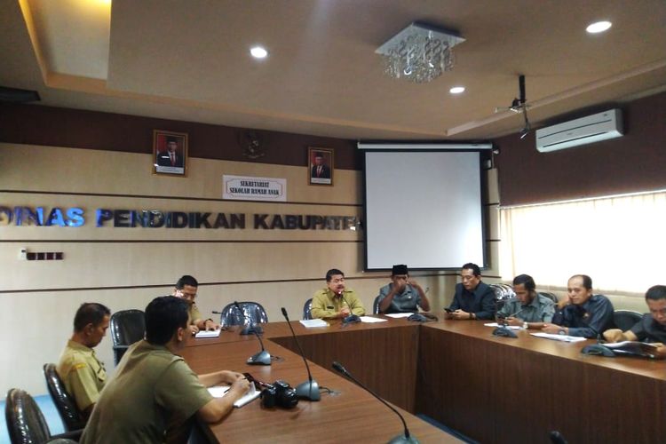 Komisi D DPRD Jember saat mendatangi kantor Dispendik Jember