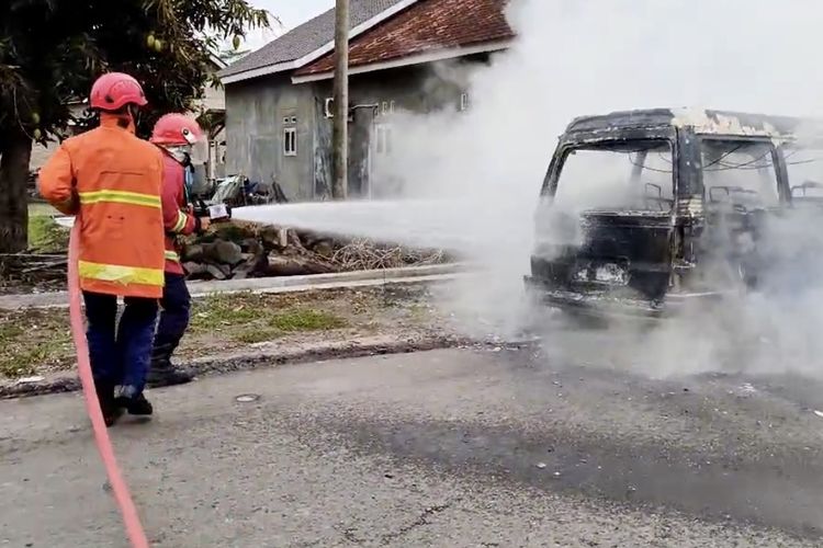 Proses pemadaman api mobil terbakar yang diduga mengangkut BBM di Lampung Selatan, Senin (30/9/2024) pagi.