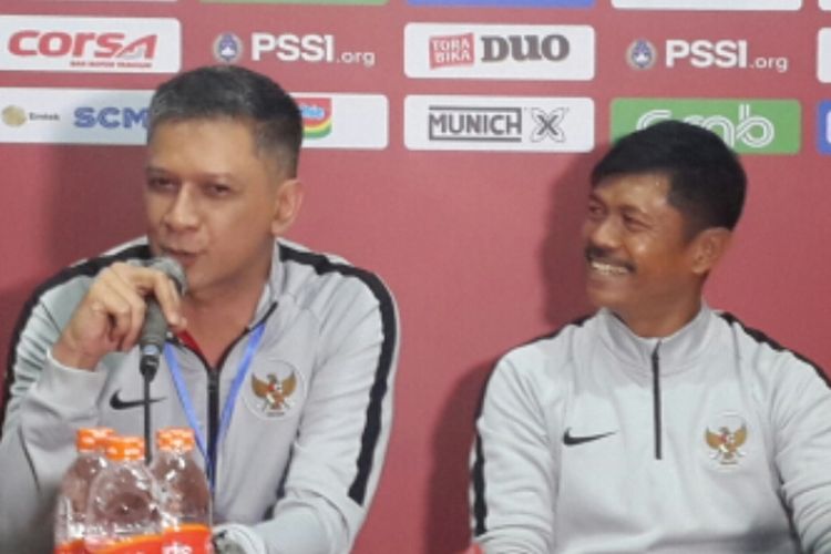 Manajer Tim nasional U-22 Indonesia Iwan Budianto saat konferensi pers di Stadion Kanjuruhan, Kabupaten Malang, Minggu (10/2/2019)