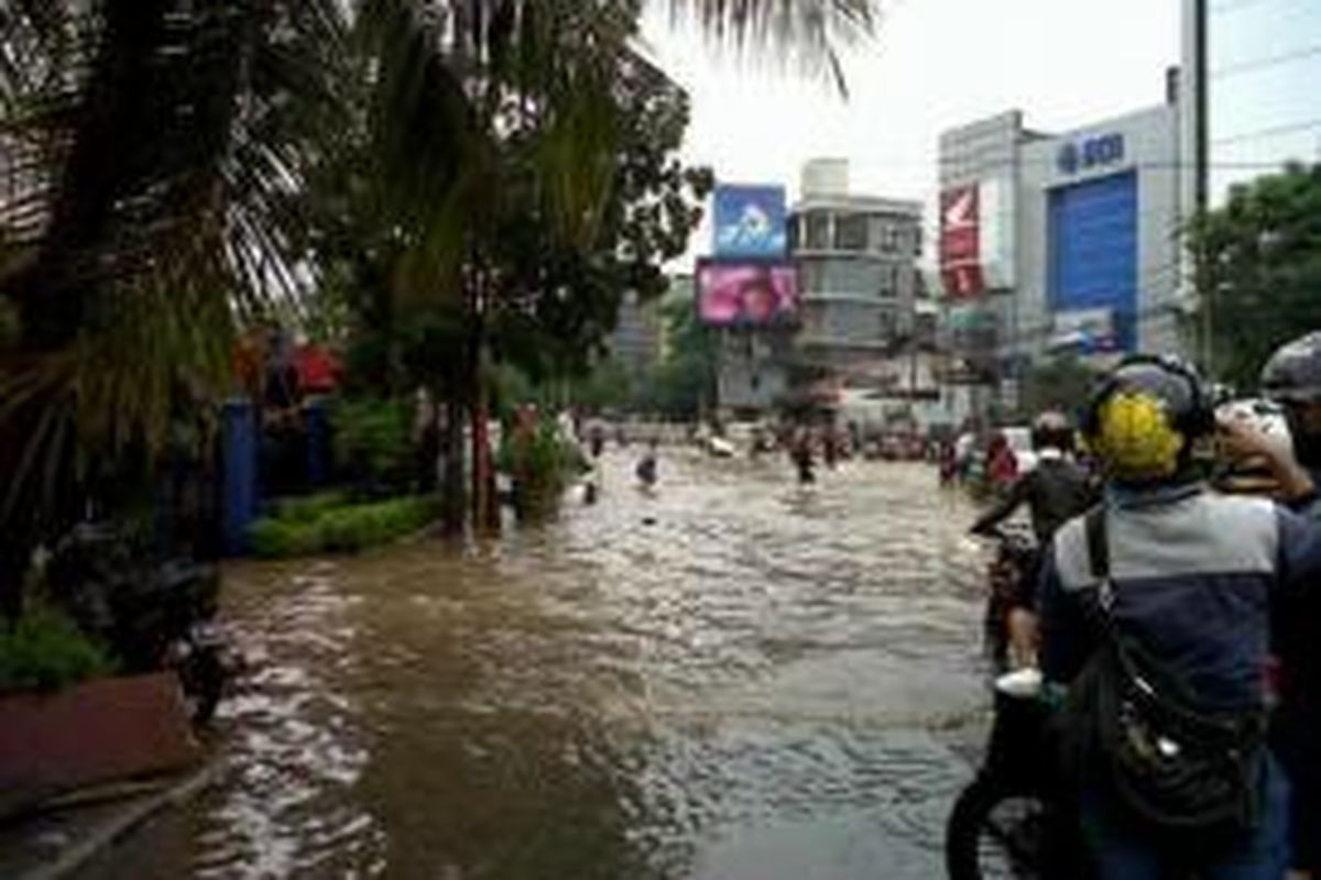 Banjir di Jalan Tendean, tepatnya di depan sekolah Tarakanita. Kendaraan tidak berani melintas.