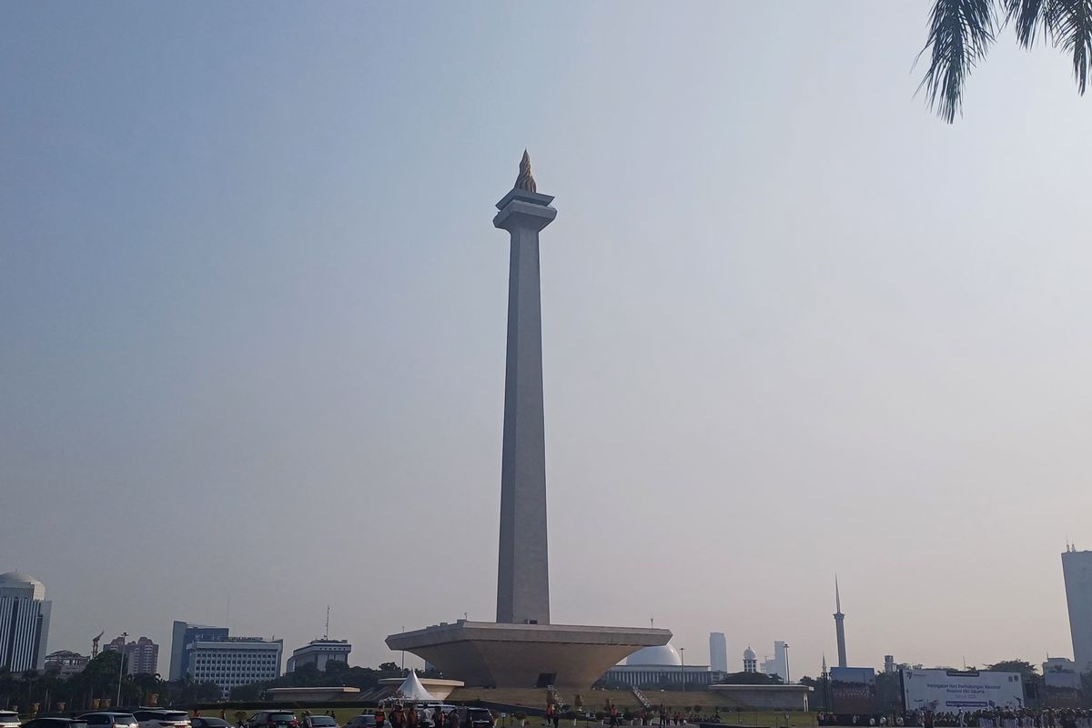 Monumen Nasional (Monas) dengan latar langit DKI Jakarta yang tampak berwarna biru pucat, Senin (18/9/2023).