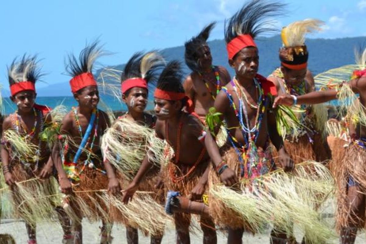 Salah satu tarian tradisional dalam Acara pembukaan Festival Teluk Humbolt Ke-VI