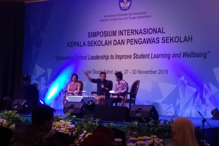 Prof Syawal Gultom dan Patryarya Pratama saat memaparkan materi pada  Simposium Internasional Kepala Sekolah dan Pengawas Sekolah di Jakarta (29/11/2019)