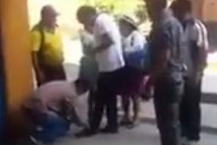 Dalam sebuah video terlihat Presiden Bolivia Evo Morales memerintahkan ajudannya untuk mengikat talil sepatu yang dikenakannya dalam sebuah kunjungan kerja. Perbuatan ini dikecam sebagian warga Bolivia karena dianggap mempermalukan sang ajudan.