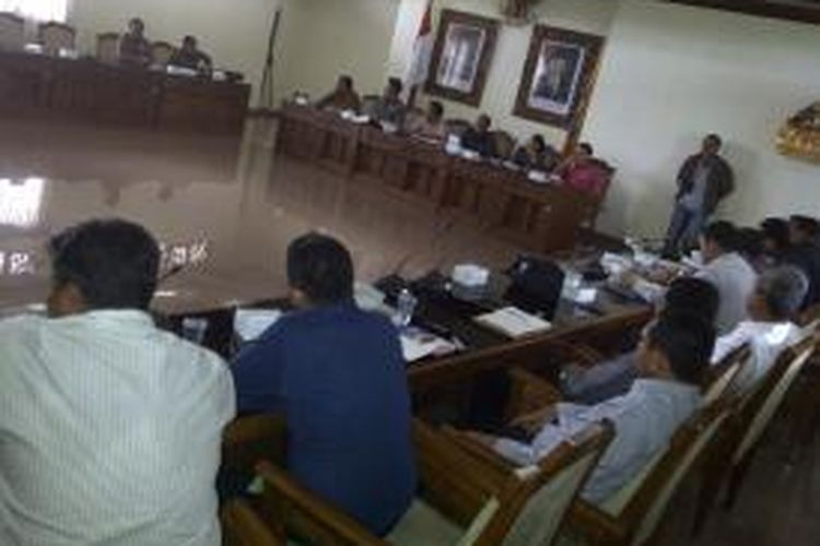 Pertemuan Komisi II DPRD Bali dengan Pertamina dan Pemda Bali bahas harga premium.