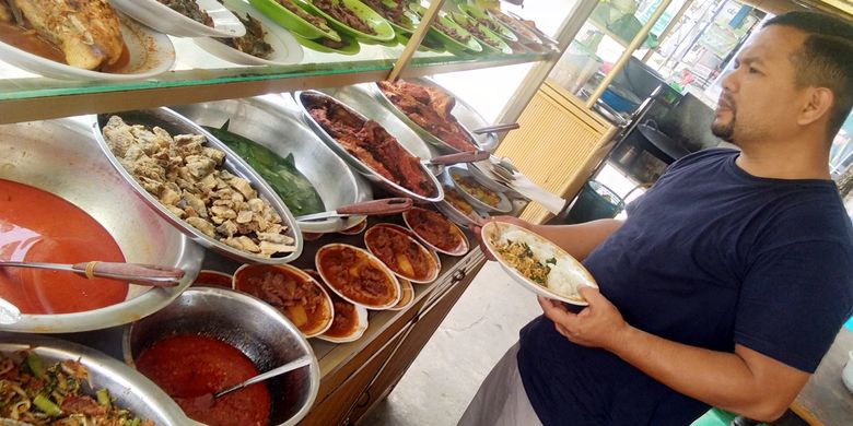 Pengunjung mengambil sendiri nasi dan lauk di warung Mawardi Jalan Samudera Baru, Kecamatan Banda Sakti, Kota Lhokseumawe, Aceh, Sabtu (13/4/2019).