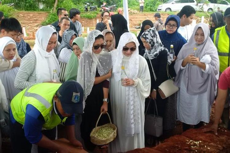 Terry Putri saat menghadiri pemakaman ibundanya di TPU Tanah Kusir, Jakarta Selatan, Minggu (5/2/2017).