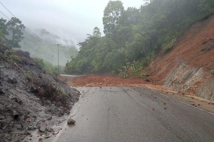 Jalan alternatif Bukittinggi-Padang putus akibat longsor di Malalak, Agam, Minggu (7/5/2023)