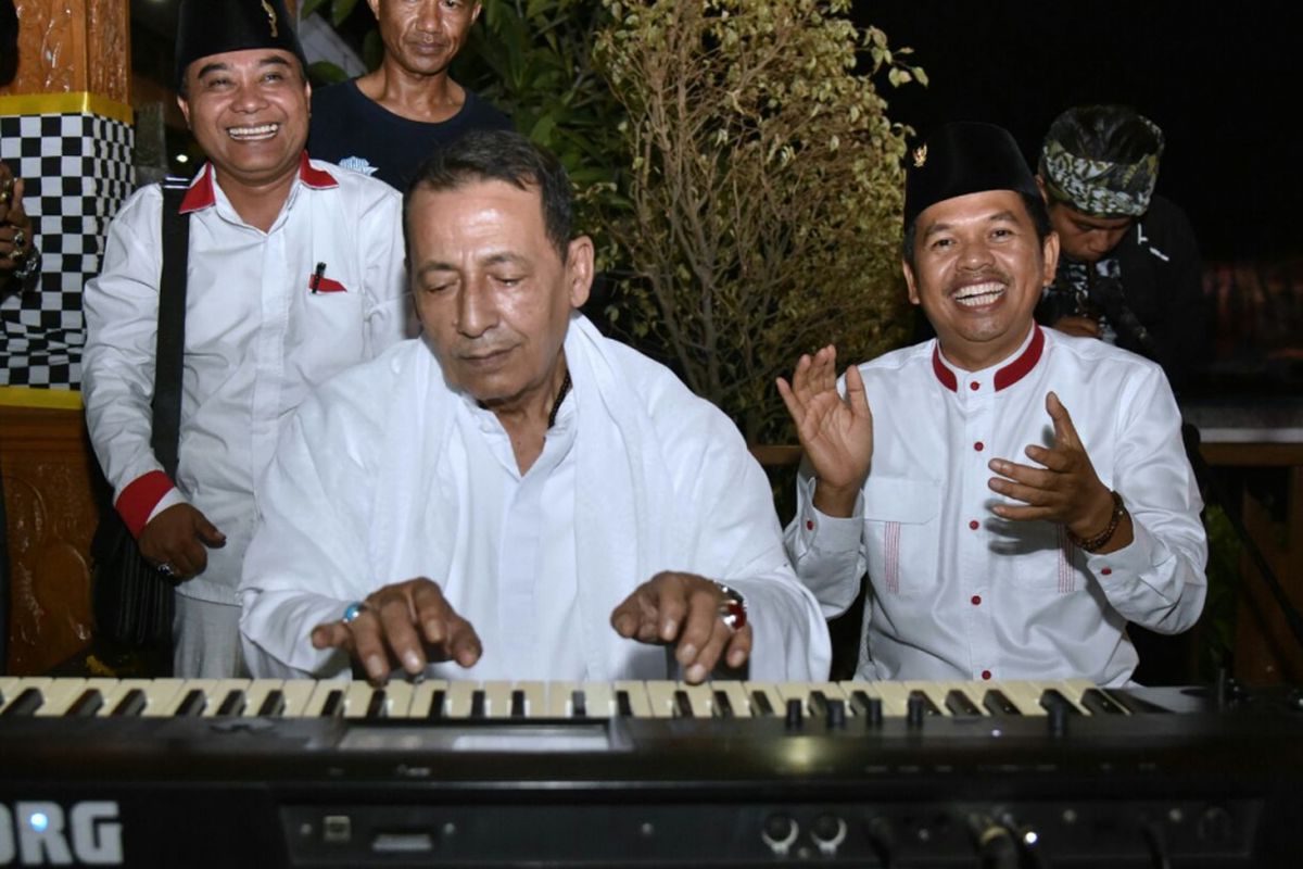 Habib Muhammad Luthfi bin Yahya bermain musik saat tabligh akbar dan zikir kebangsaan di Taman Pasanggrahan Padjadjaran, Purwakarta, Selasa (22/8/2017) 
