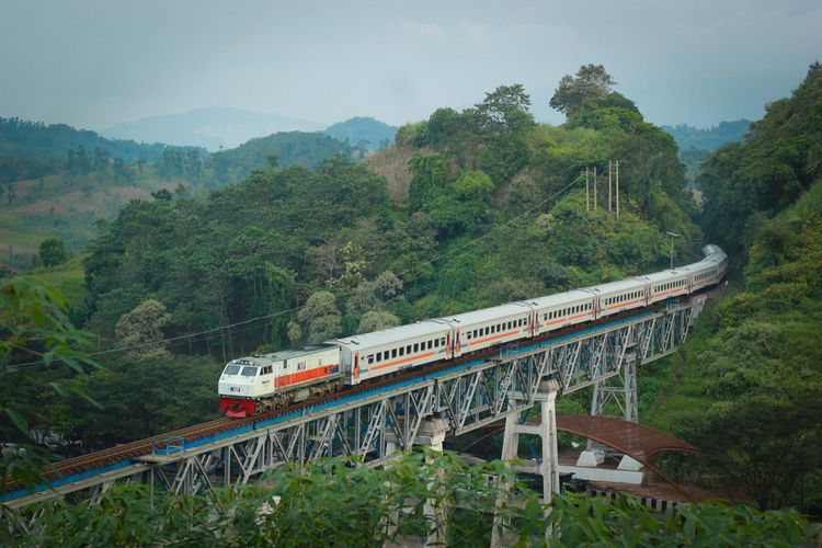 Ilustrasi kereta api. Simak jadwal dan harga tiket KA Turangga rute Bandung - Surabaya Gubeng PP pada GAPEKA 2023 yang akan berlaku per 1 Juni 2023.
