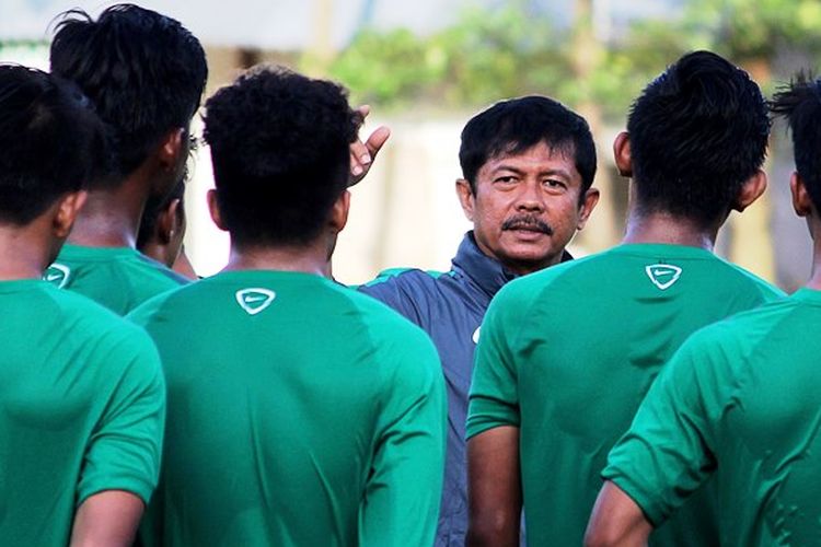 Pelatih Indra Sjafri memberikan pengarahan dalam pemusatan latihan di Lapangan Atang Sutresna, Cijantung, Jakarta Timur. 