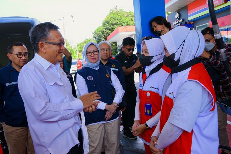 Kepala Badan Pengatur Hilir Minyak dan Gas Bumi (BPH Migas) Erika Retnowati mendampingi Menteri Energi dan Sumber Daya Mineral (ESDM) Arifin Tasrif mengunjungi Cilacap, Jawa Tengah, Kamis (21/12/2023). 