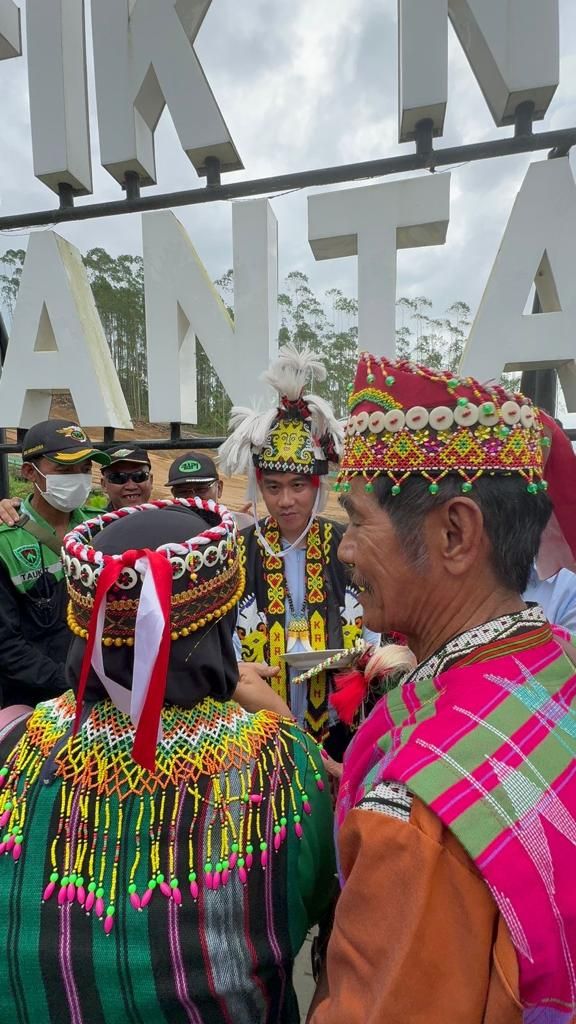 Gibran Ditahbiskan Jadi Warga Kehormatan Dayak Saat Datangi IKN