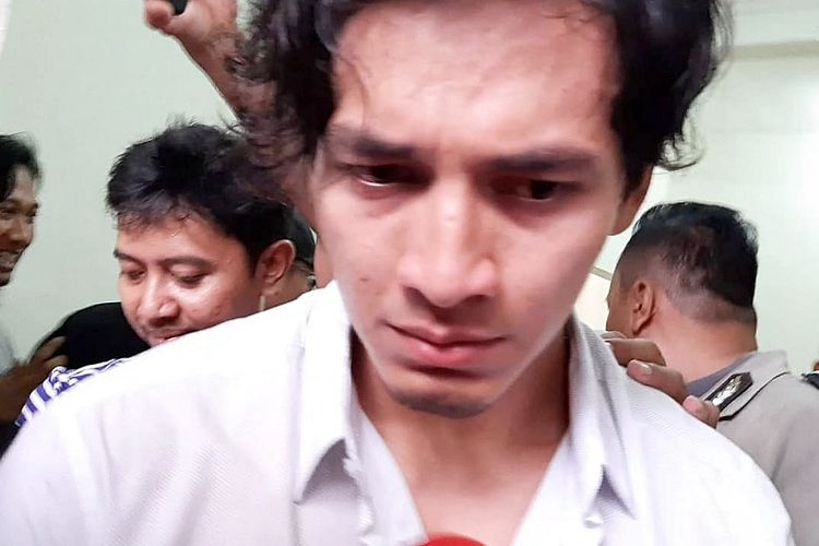 Artis peran Jefri Nichol menangis saat ditemui di Pengadilan Negeri Jakarta Selatan, Senin (28/10/2019).