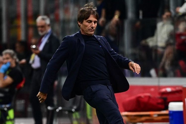 Antonio Conte mengontrol bola dalam pertandingan sepak bola Serie A Liga Italia antara AC Milan vs Napoli di stadion San Siro di Milan, Italia utara, pada 28 September 2025. (Foto oleh Piero CRUCIATTI / AFP)