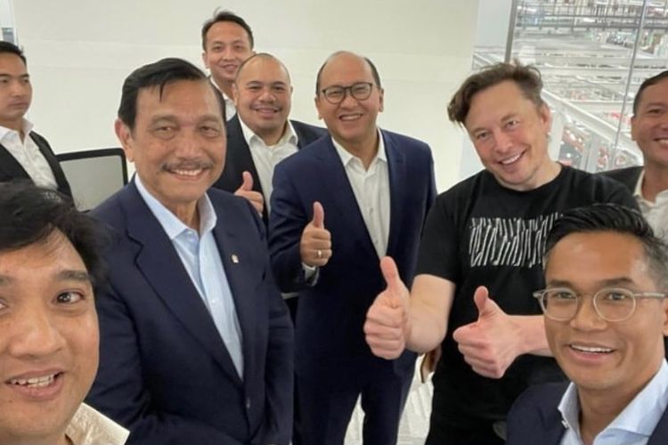 Indonesia?s Senior Minister Luhut Binsar Pandjaitan (2nd left) met with Tesla Inc Chief Executive Elon Musk (2nd right) at the company headquarters in Austin, Texas. Accompanying Luhut are Indonesian officials.  