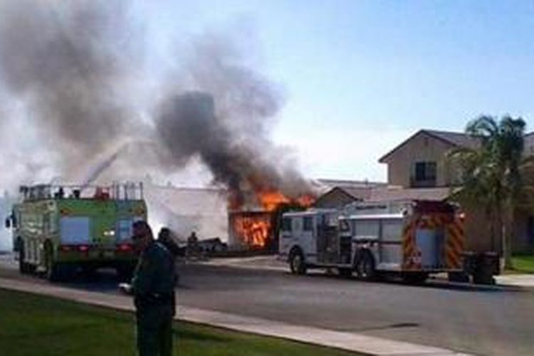 Salah satu rumah di sebuah permukiman di California selatan terbakar setelah tertimpa sebuah jet tempur Sea Harrier milik AL Amerika Serikat yang jatuh pada Rabu (4/6/2014) malam.