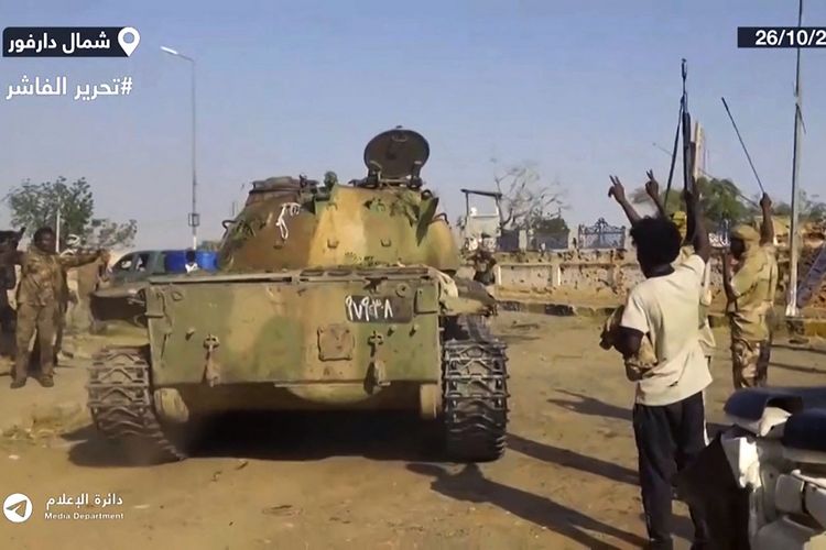 Tangkapan layar dari video yang dirilis pasukan Rapid Support Forces, memperlihatkan anggotanya merayakan perebutan El Fasher di Sudan, 26 Oktober 2025.