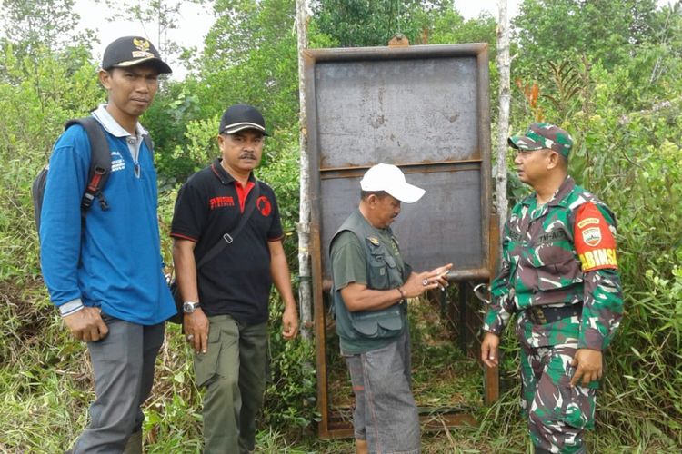 Petugas BBKSDA Riau dan anggota TNI meninjau box trap atau perangkap di lokasi perlintasan harimau sumatera di Dusun Teluk Nibung, Kecamatan Pulau Burung, Inhil, Riau, Kamis (1/11/2018). Dok. BBKSDA Riau