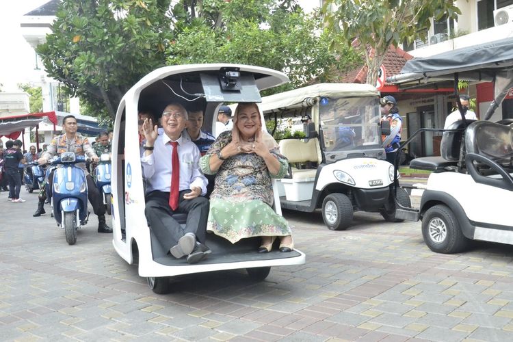 Wali Kota Semarang Hevearita Gunaryanti mencoba becak listri buatan Kampus Udinus