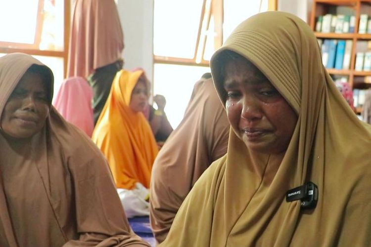 Fatema (kanan) dan Rahena (kiri), dua pengungsi Rohingya yang selamat dari kecelakaan kapal di perairan Aceh Barat pada Rabu (20/03), menangis saat menceritakan ulang tragedi yang mereka alami.