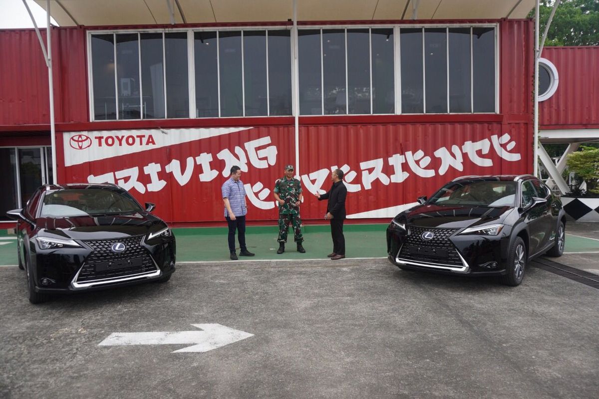 Toyota Indonesia memperkenalkan lebih jauh mengenai produk kendaraan bermotor roda empat listrik murni Lexus UX 300e yang jadi official car partner di Konferensi Tingkat Tinggi (KTT) G20 ke perwakilan Pasukan Pengamanan Presiden (Paspampres), Senin (10/10/2022).