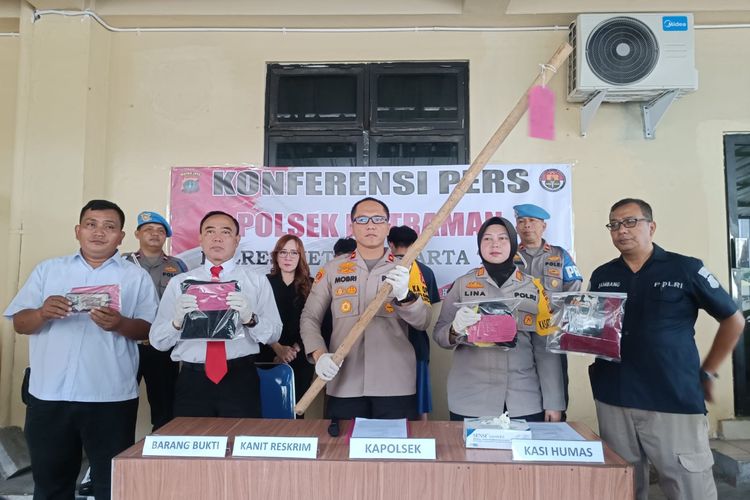 Konferensi pers terkait aksi pengeroyokan terhadap warga oleh para pelaku tawuran di Polsek Matraman, Jakarta Timur, Senin (20/11/2023).