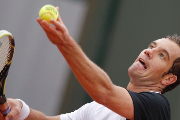 Petenis Perancis, Richard Gasquet, melakukan servis ke arah Michal Przysiezny dari Polandia, saat bertemu di babak kedua French Open, Jumat (31/5/2013).